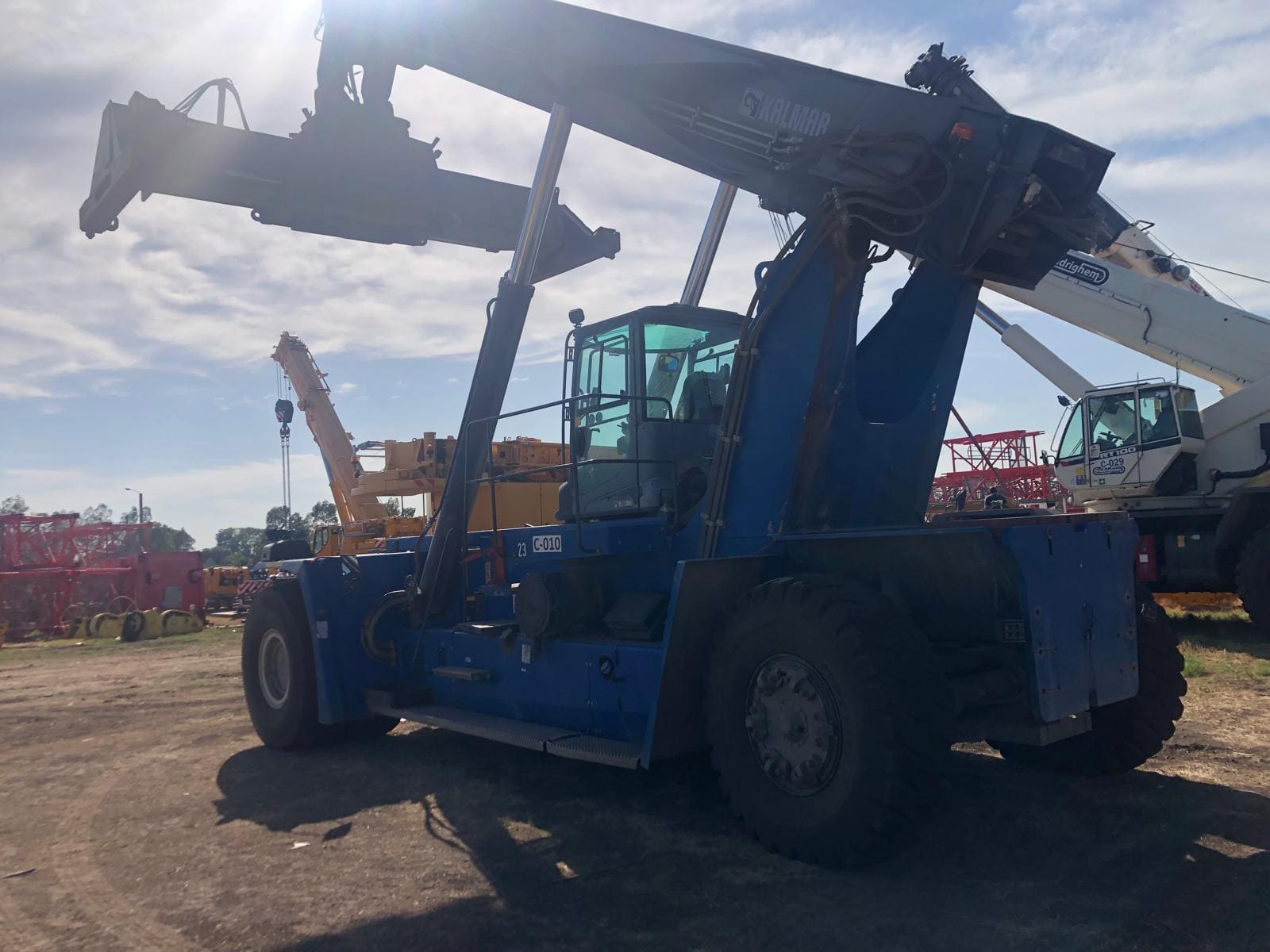 REACH STACKER Semi-Nueva