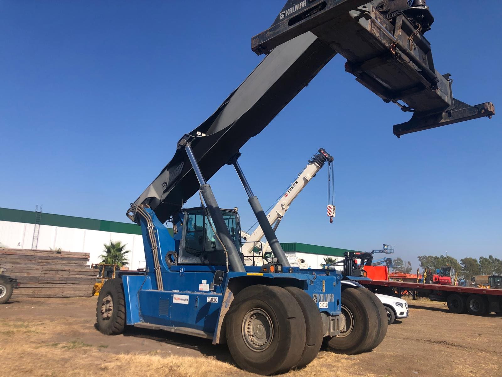 REACH STACKER Semi-Nueva