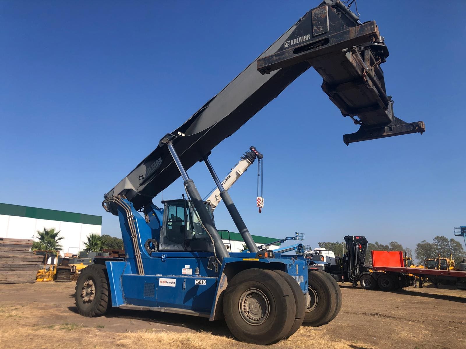 REACH STACKER Semi-Nueva