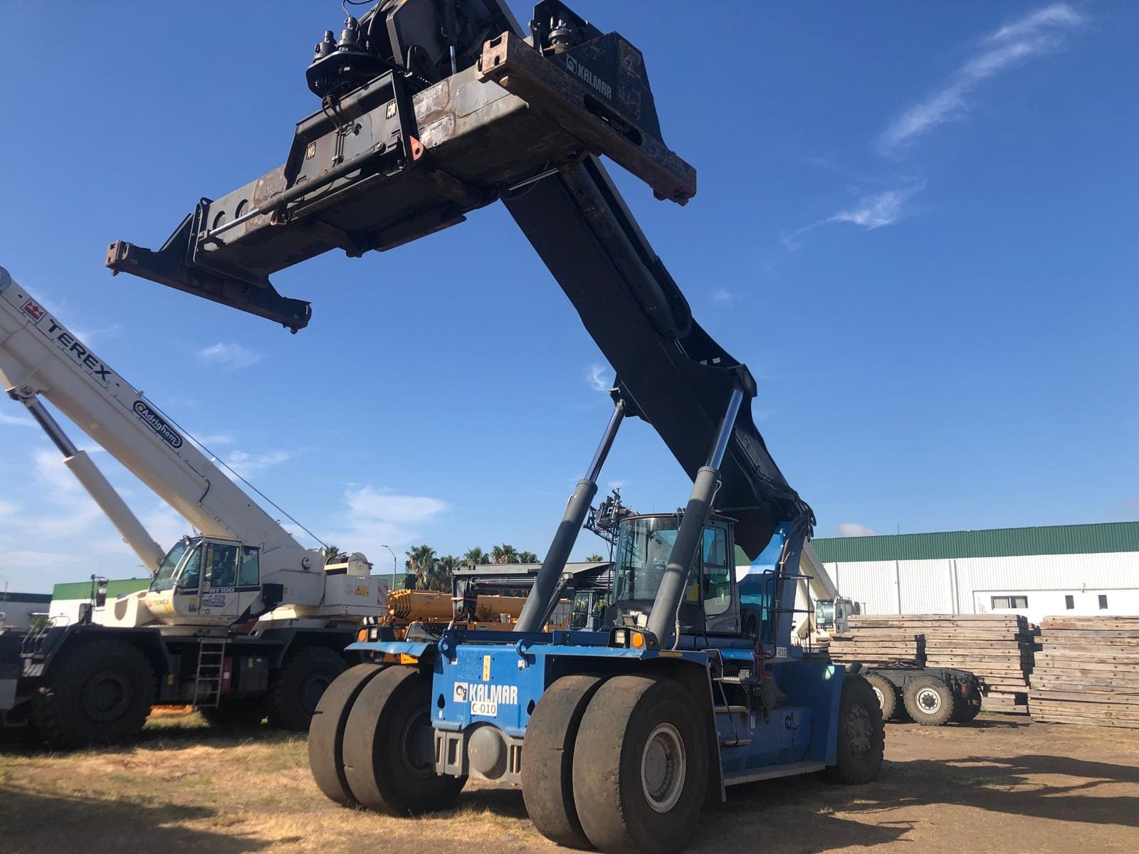 REACH STACKER Semi-Nueva