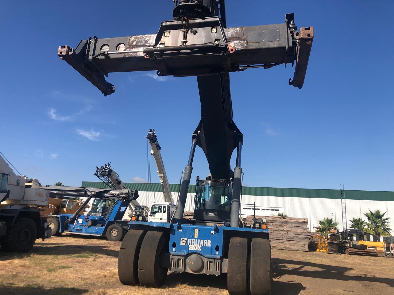 REACH STACKER Semi-Nueva