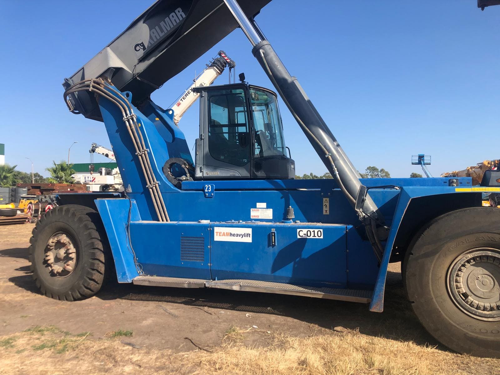 REACH STACKER Semi-Nueva