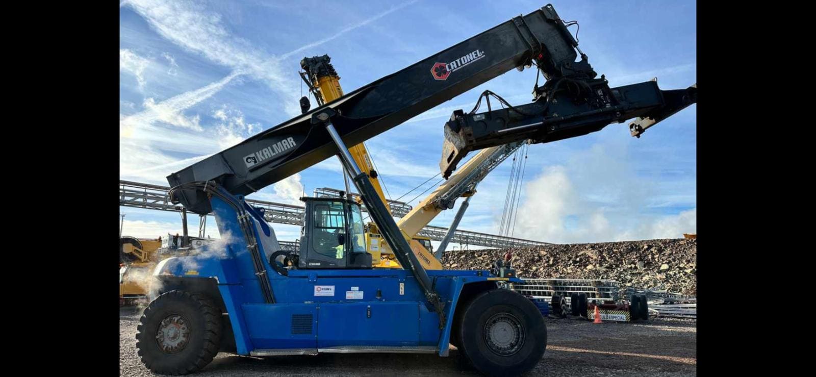 REACH STACKER Semi-Nueva